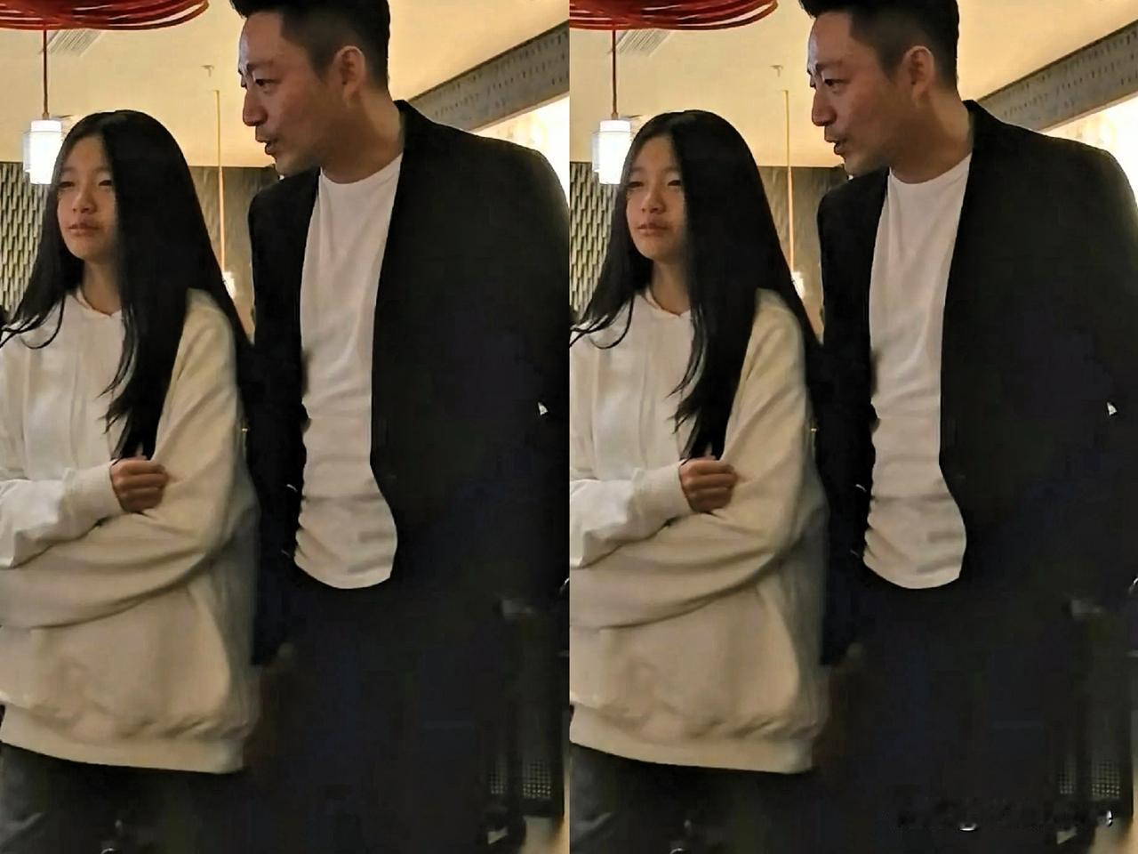 小菲对闺女宠爱有加！玥儿的正脸与小菲如出一辙。父女边走边谈，玥儿笑容满面，小