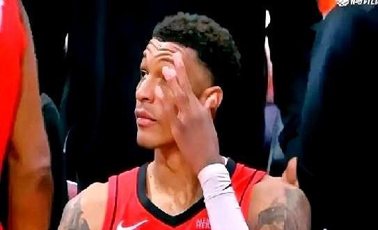 真正决定比赛的，不是球星，是裁判口袋里的哨子。那个20岁的年轻人，最后时刻伸手