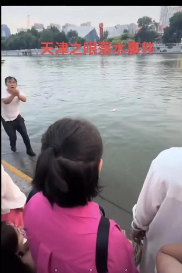 最糟糕的是这个当爸爸的！大家看看，这个当爸爸的着急的样子，关健时刻一点也不冷静
