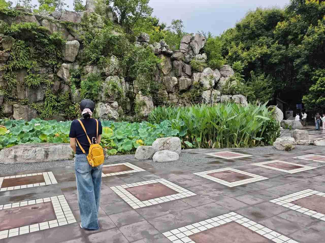我的今日状态：😁轻松愉快我这里的天气：🌤️多云成都我来了，28℃的气温