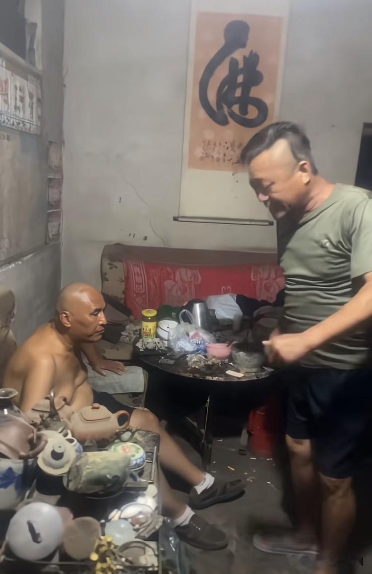 碰瓷“大衣哥”的“周茂强”，网友去他家里看了下，发现他家墙上挂了一幅字，让