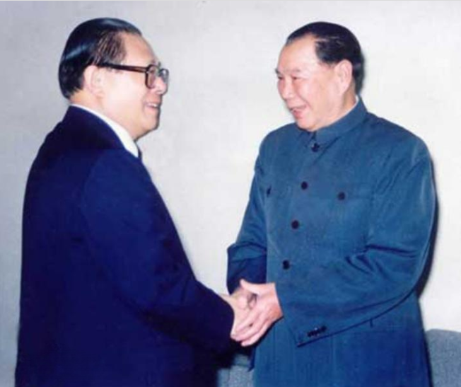 江同志亲切接见当年飞夺泸定桥的英雄团政委，赫赫有名的开国上将。