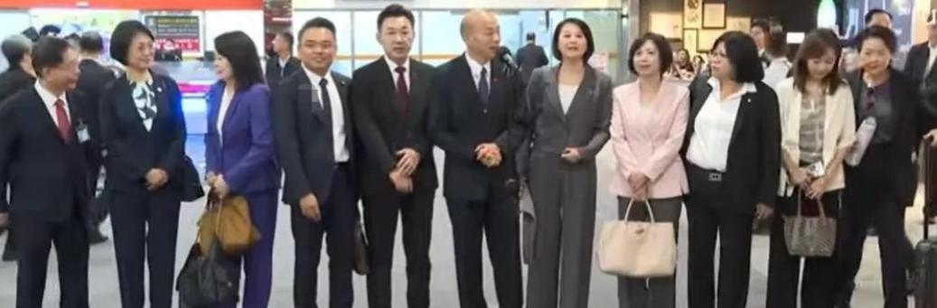 国民党和民进党，在“卖台”这件事上，今天，正式合体了。很多人还以为，韩国瑜当上“