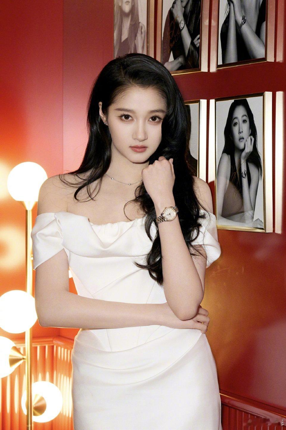 关晓彤发表情后秒删估计是什么新剧剧透吧