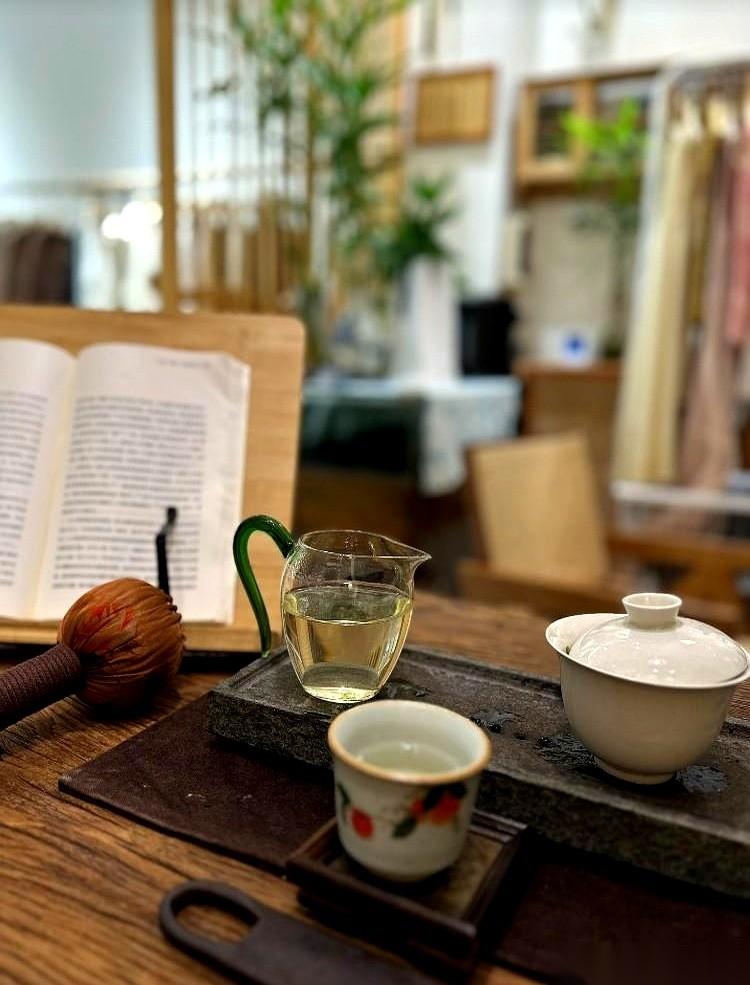 我同事，拦着她妈，不让她掏钱救她那个得了癌的“后老伴儿”。我听着都惊了。那俩