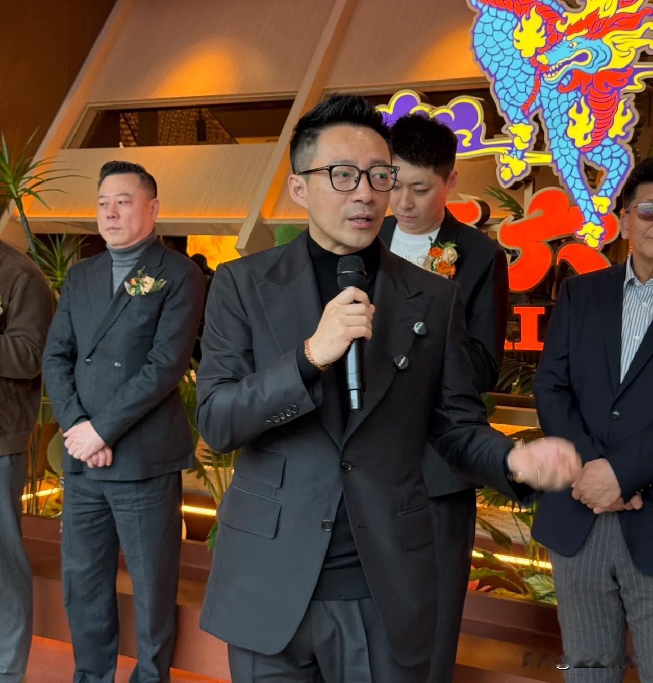 汪小菲的帅是靠西装撑的，他的稳是靠资源撑的，唯独情绪，他自己都管不住。麻六记开业