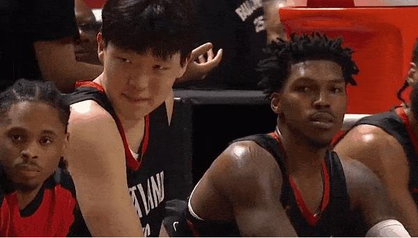 杨瀚森绝对是社牛体质，绝对的社交悍匪啊！之前我们都担心他融入不了球队，会跟易建联