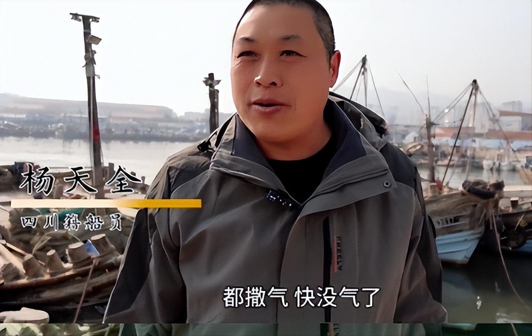 青岛两渔民在打渔归来，突然在海上远远看见飘了一个“黑点”，凭借30年出海经验的两