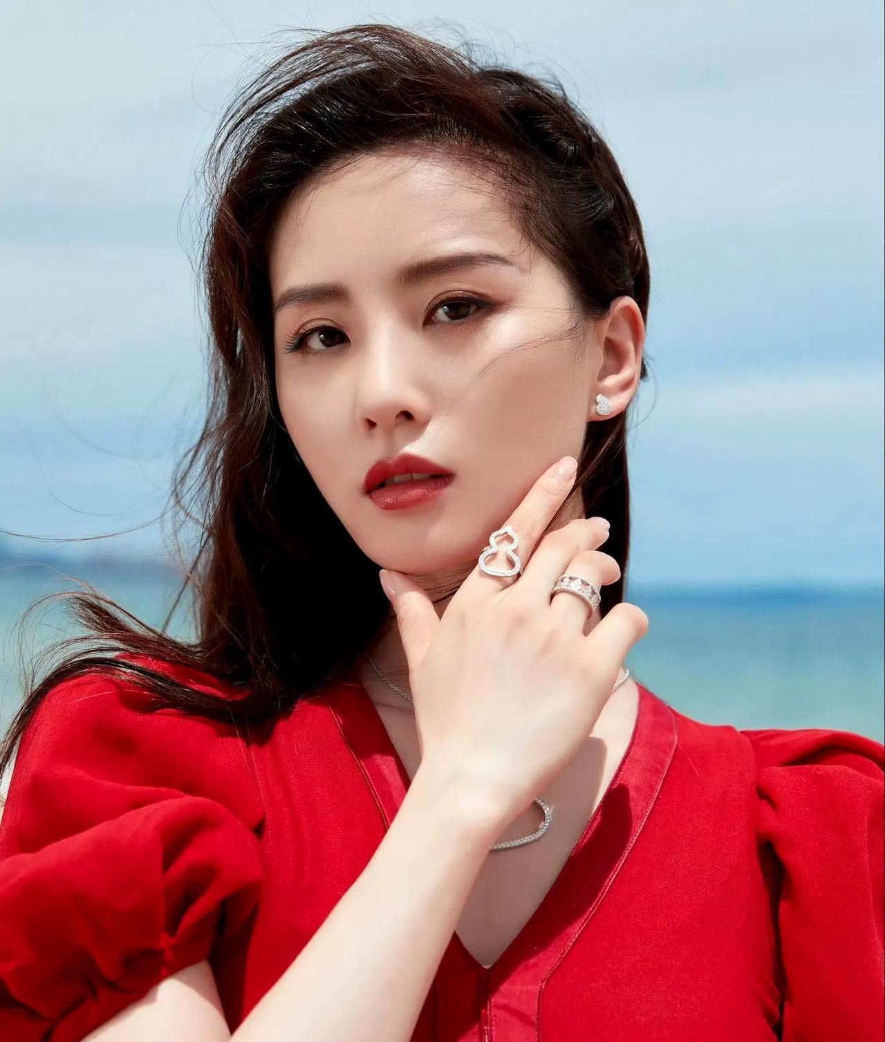 #刘诗诗#红裙裁取焰色，在海风里漾成潮汐的韵脚。珠宝轻诉精致，发丝驮着浪声——她