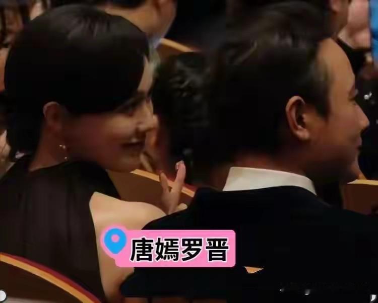 唐嫣罗晋合体参加女儿幼儿园活动，唐嫣盛装出席皮肤白到发光，完全不像42岁女人，状