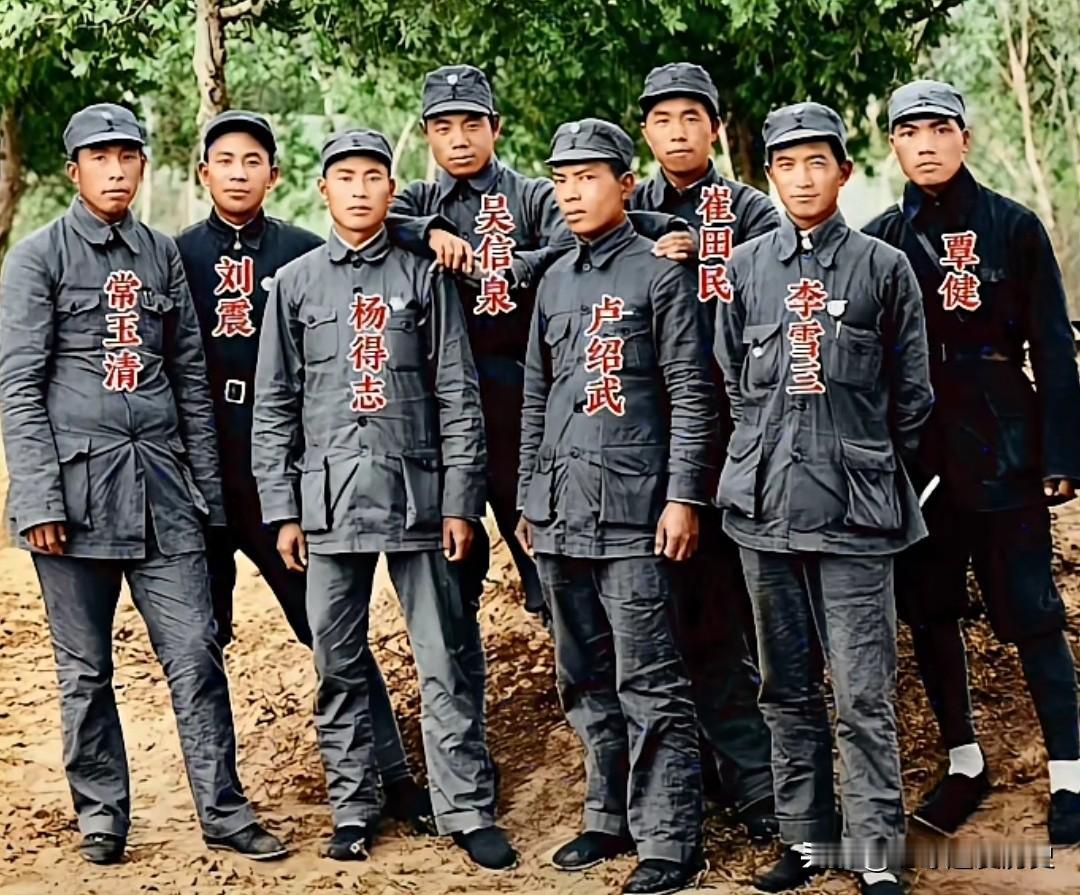 1940年5月，八路军第二纵队的将领们在范县留下了这张珍贵合影。画面中的杨得志