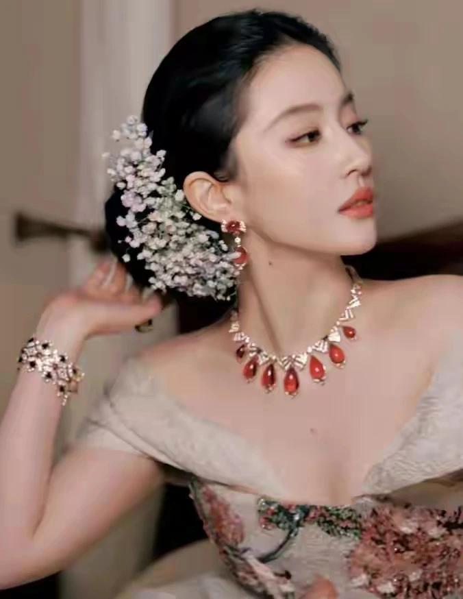 刘亦菲红毯一战封神！生图直出美到窒息，连百万珠宝都沦为陪衬，天仙气质果然名不虚传