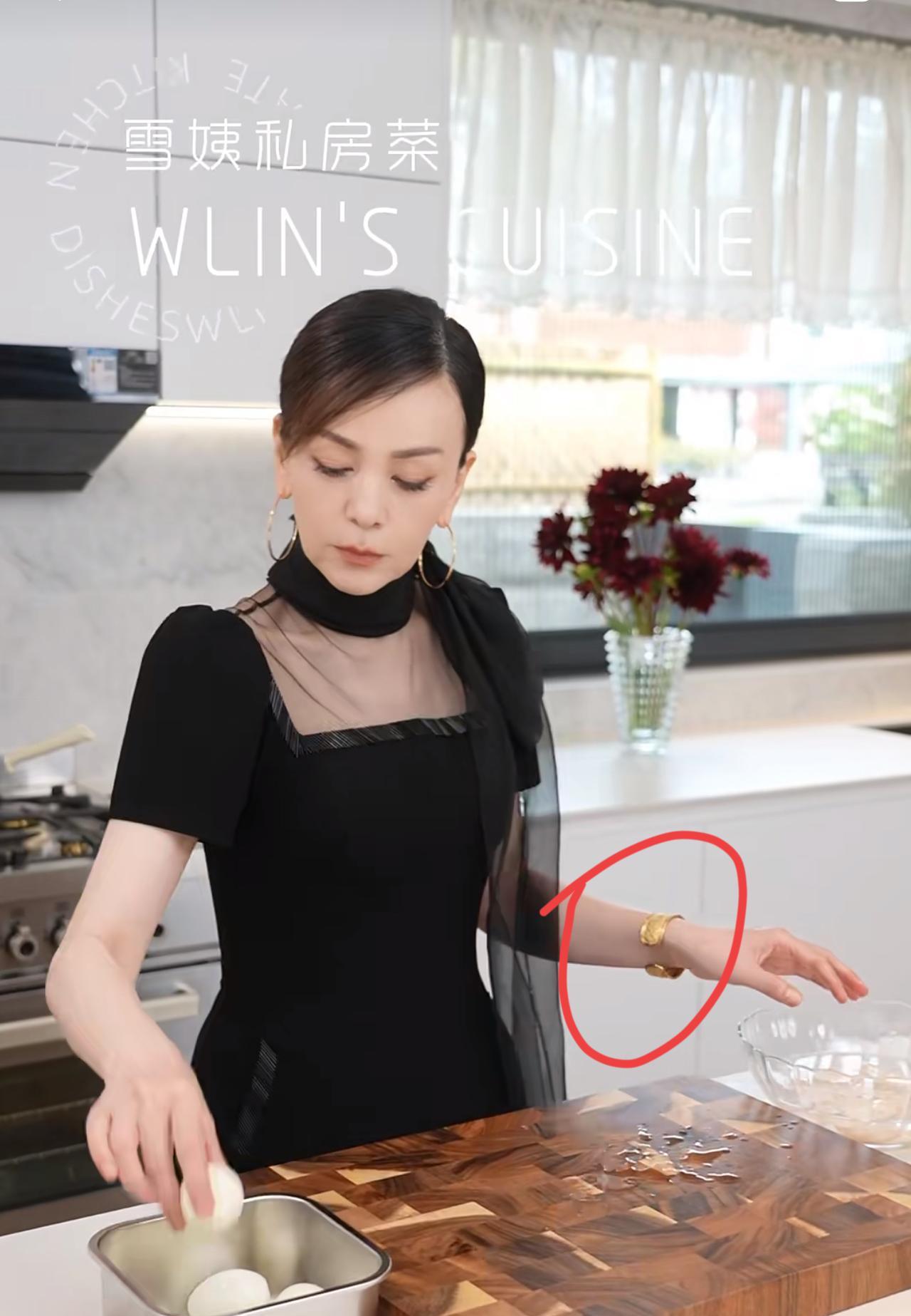 雪姨做私房溏心蛋，在厨房穿着礼服做菜真秀啊！穿着走红毯的礼服下厨房，煮饭不是目的
