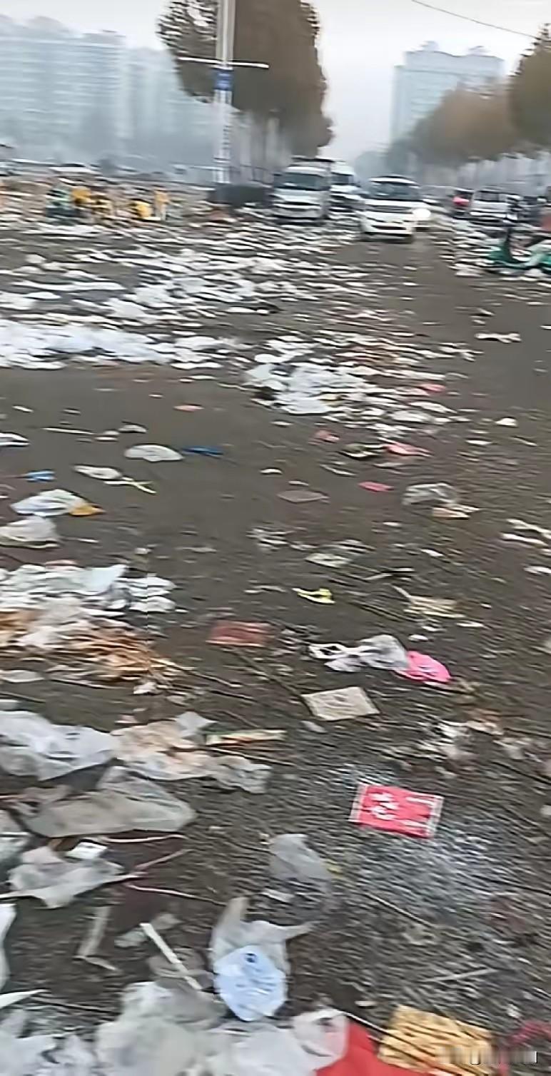 曹洼大集火了，3万人同一天挤在50亩土场地里，油煎包5毛一个，羊汤10块管饱，还