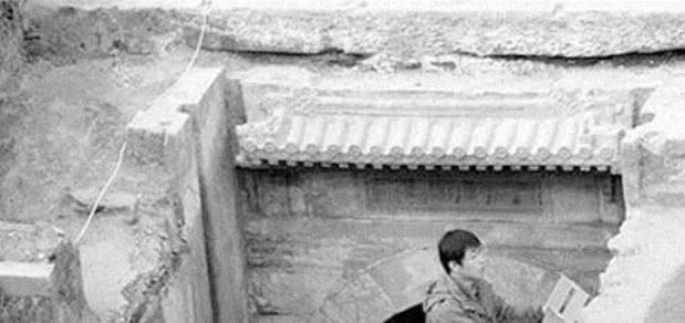 李莲英的棺材中间是一具裹着棉被的尸体，但当他们把毯子翻过来时，考古队看到了一个可