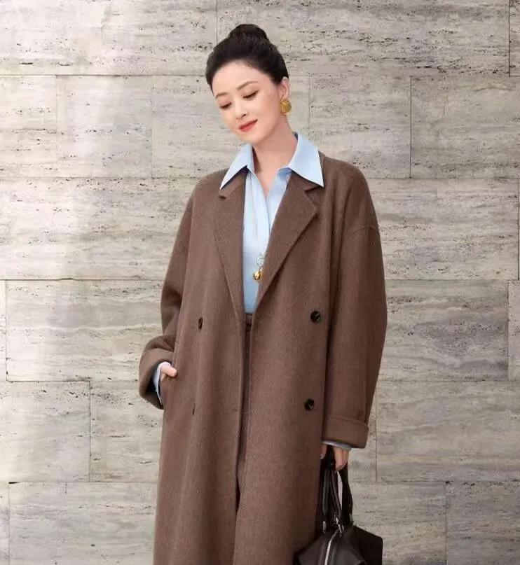 蒋欣这状态绝了！41岁瘦了后气质直接开挂棕大衣+浅蓝衬衫+阔腿裤，低饱和色