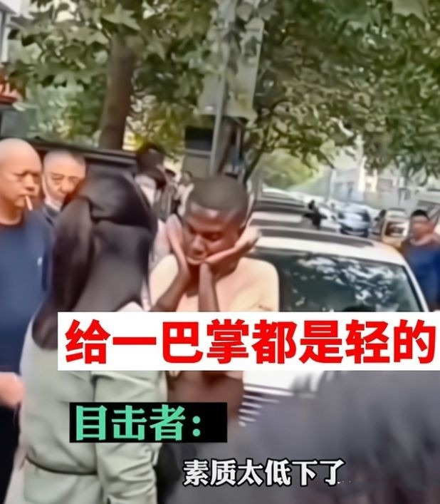 陕西有一位王女士逛街途中竟被一名黑人男子吹口哨吐舌头调戏，王女士忍不住直接对男子