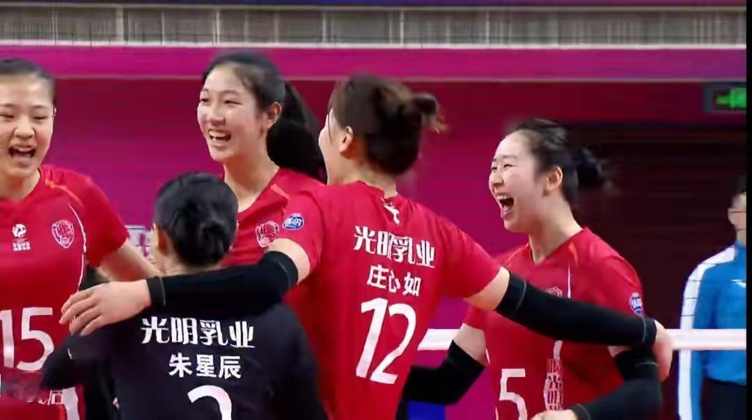 今天江苏女排三线作战，由于青训工作做得好，梯队建设卓有成效，有望全线告捷。江