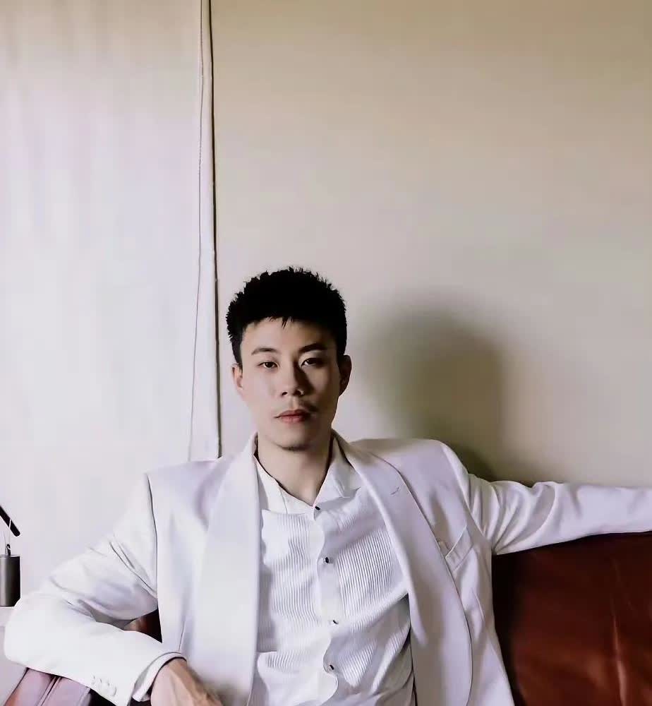 金金这事儿真让人捉摸不透。一边说自己有伤病，却还能去打亚洲杯，另一边全运会却拒绝