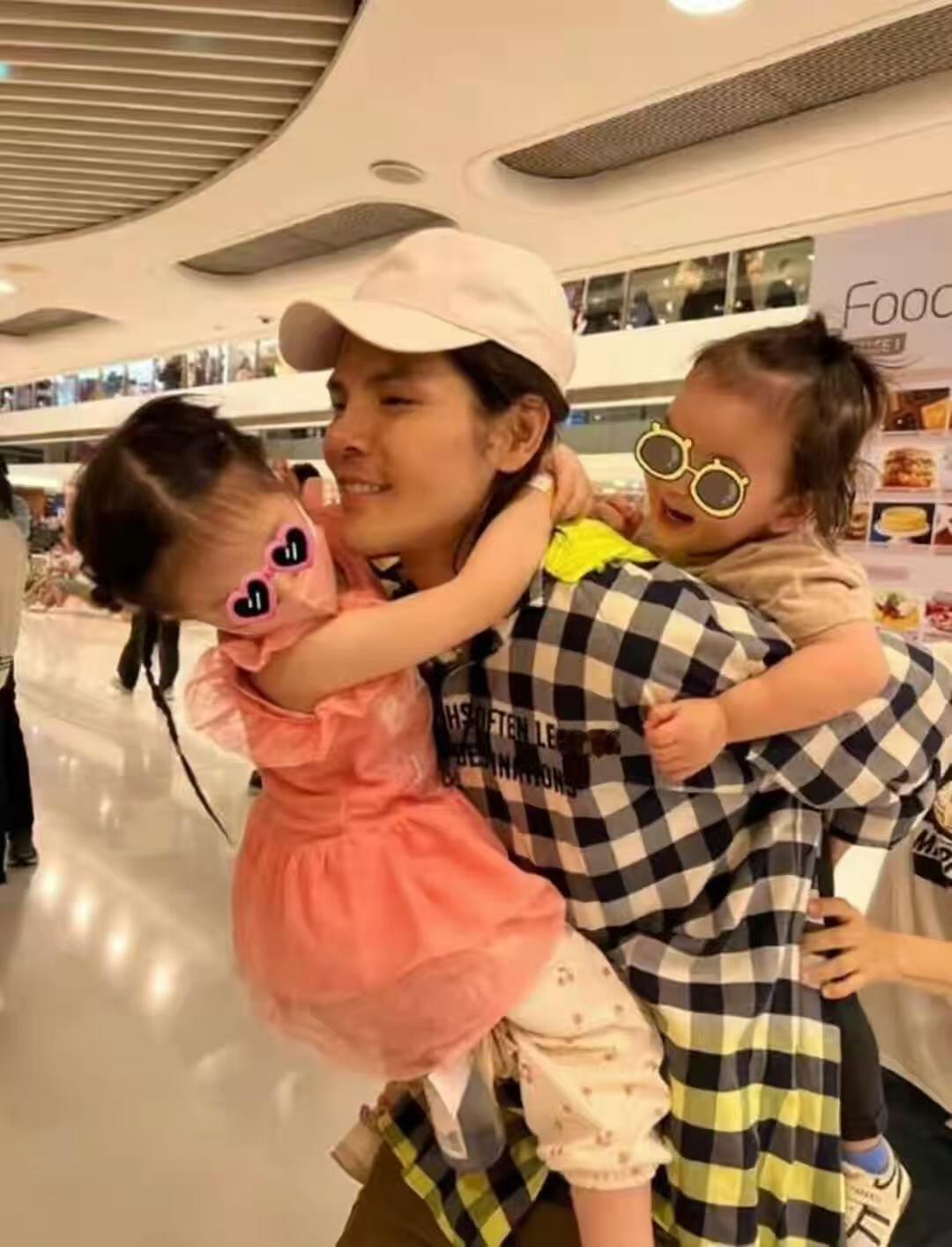 郭碧婷：留长发育儿，于简单中邂逅美好郭碧婷为3岁儿子留长发，这一温馨举动，宛