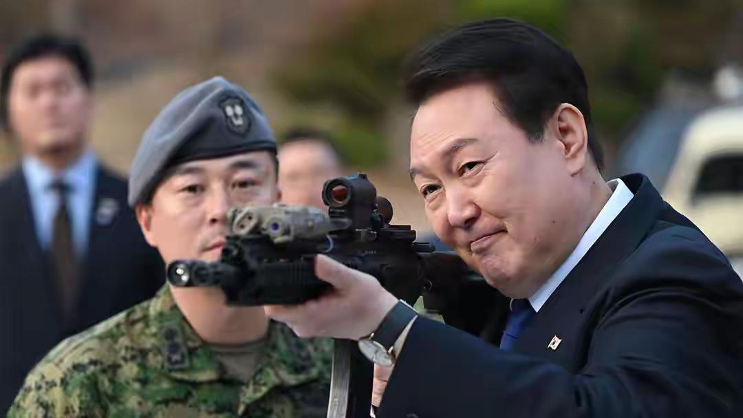 尹锡悦拿枪好认真，但他没有军人气质，脸肉乎乎的他身板也不怎么直，大概是人老了吧。