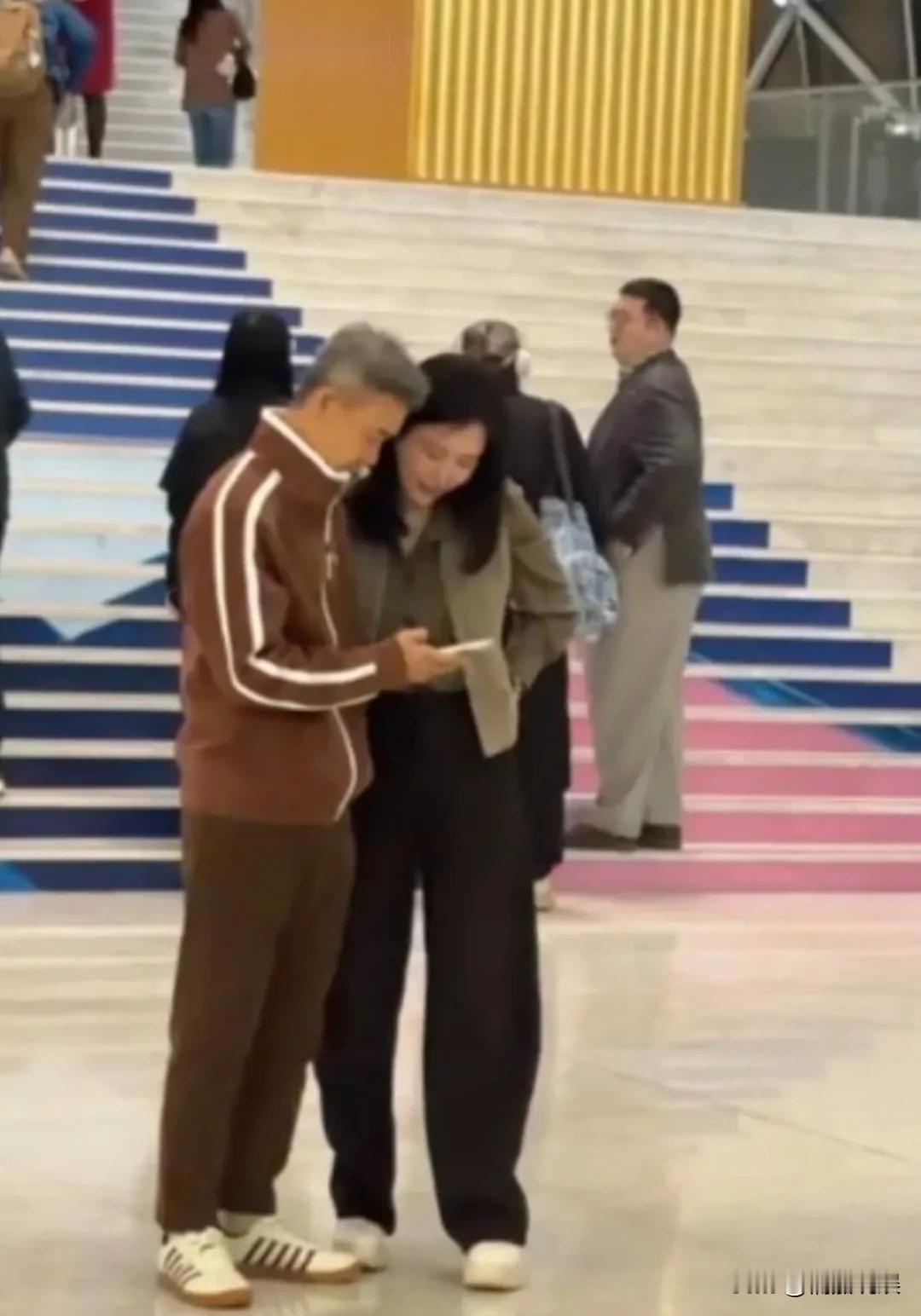 这俩人好着呢，谁说他们不幸福了？！王石和田朴珺现身深圳滨海一艺术中心听音乐会。