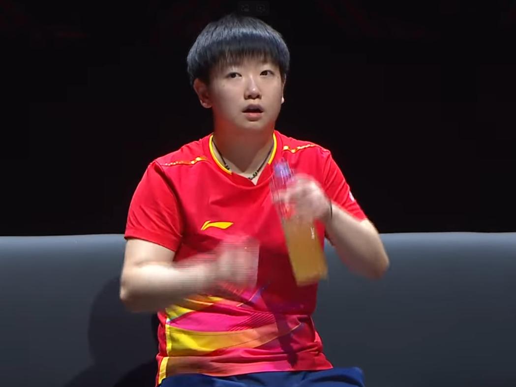 坏了！孙颖莎脚伤不敢着地，第五局1:8落后3:11输了。看的出，孙颖莎不