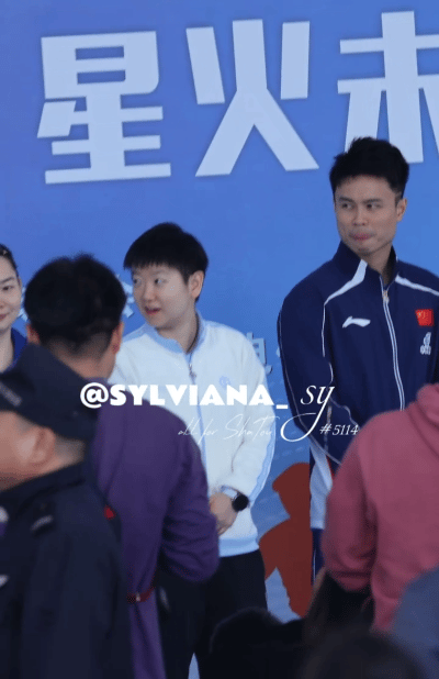 2.2日，莎莎的校园行活动开始了，一起同行的还有佳佳和周启豪。今天国乒发成了