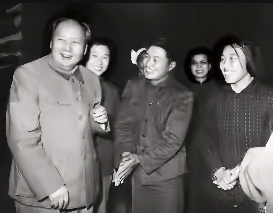 🍁1964年12月26日，毛主席71岁生日，自费邀请陈永贵、邢燕子、董加耕、王