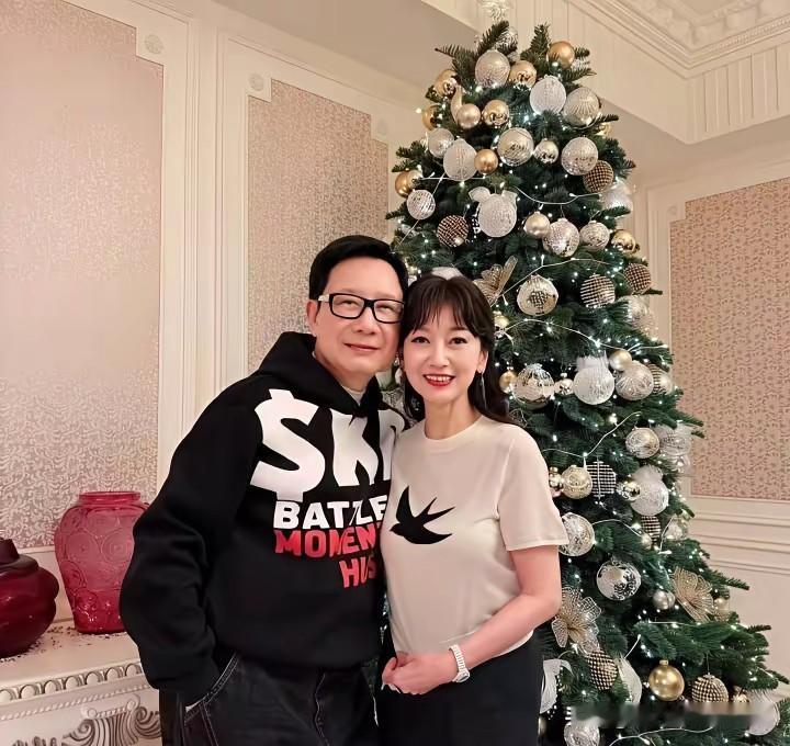 这些朋友可以。明明赵雅芝的丈夫在场，可是这两个人合影的时候，这位男士都是搂着赵