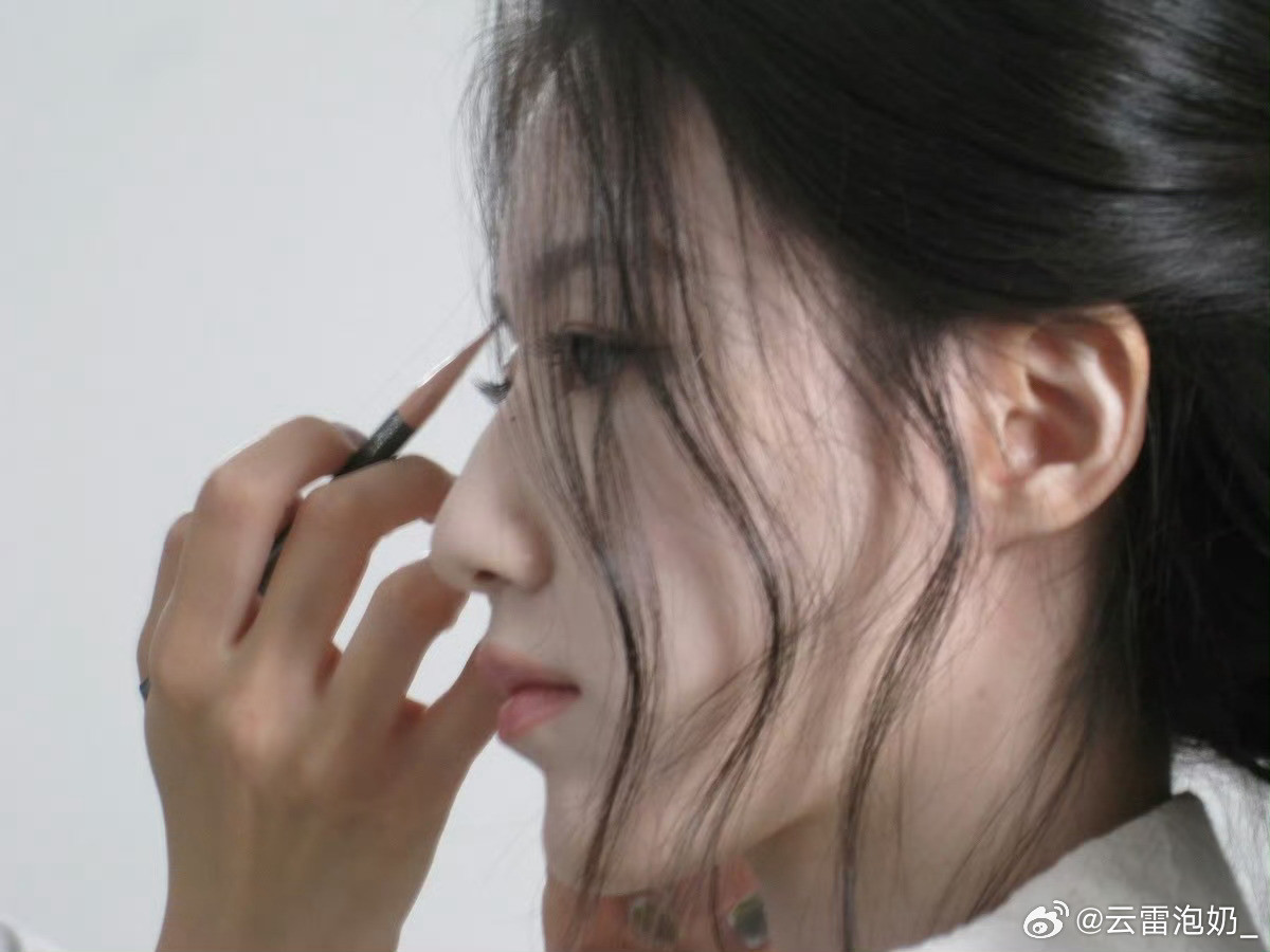 遇见你的眉眼如清风明月