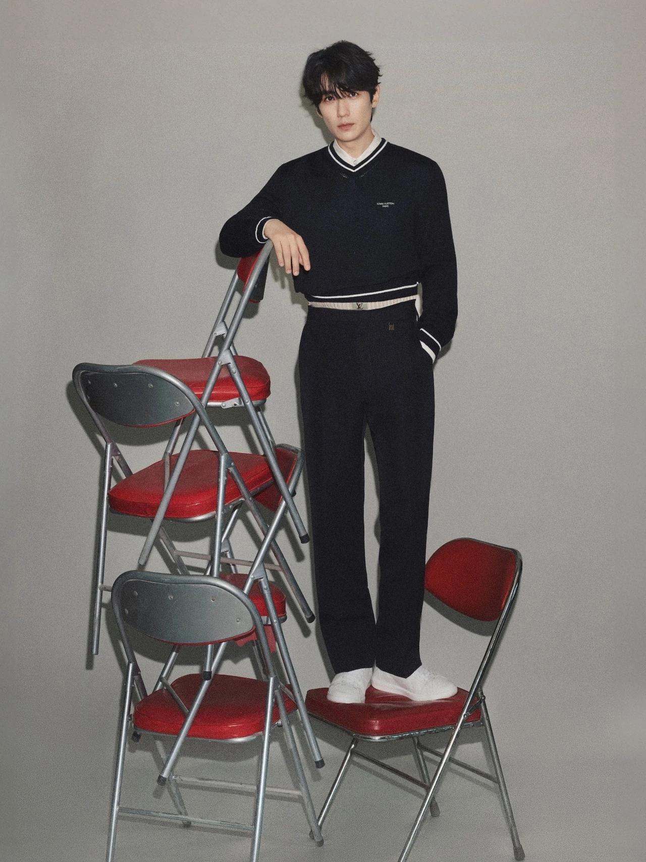 38岁的朱一龙，和几把普通的不能再普通的椅子合影拍照都可以拍的这么有内涵有气质，