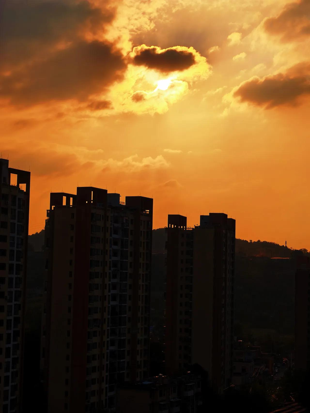 人民日报点透的好教育，真不用花大价钱，就藏在每天能做到的三件小事里，做好了比报十