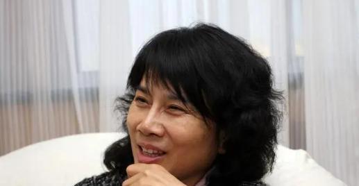 董明珠上门讨42万货款，经销商却再要50万的货，否则就不结算。结果董明珠却答应了