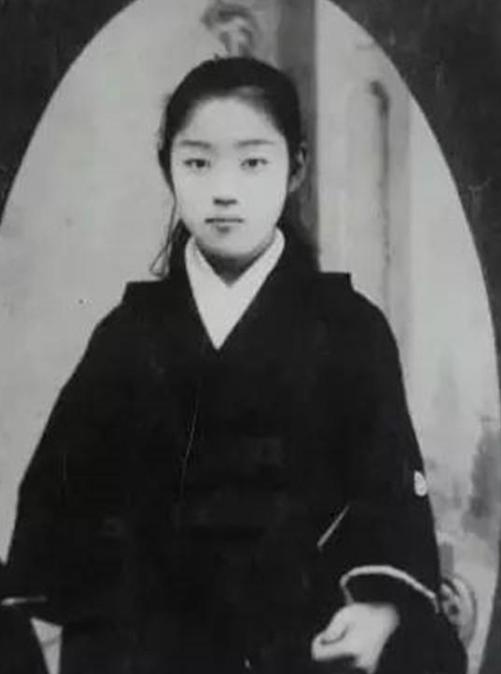 康有为在日本时，恰逢第三位姨太太怀孕，便请了16岁少女市冈鹤子当女佣。初次见面，