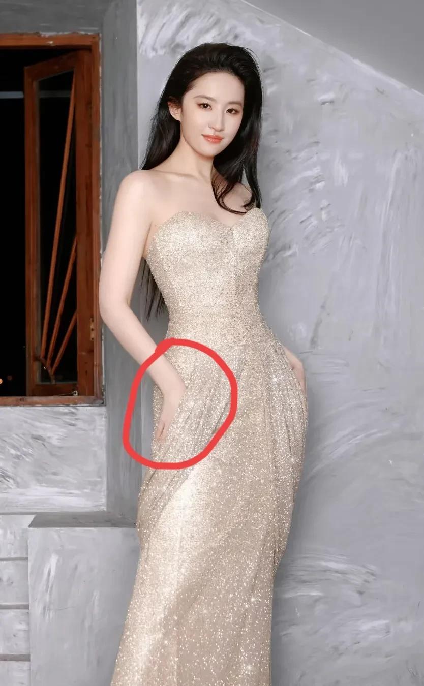 本来以为刘亦菲的这条裙子平平无奇一细查才发现一点都不简单这条裙子不仅是LV特