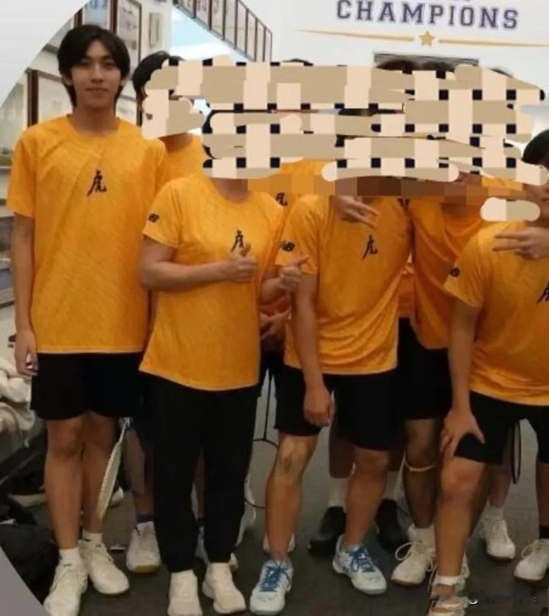 林志颖大儿子小小志kimi正面照曝光，除了眼睛像爸爸，其他的更像妈妈，远没有爸爸