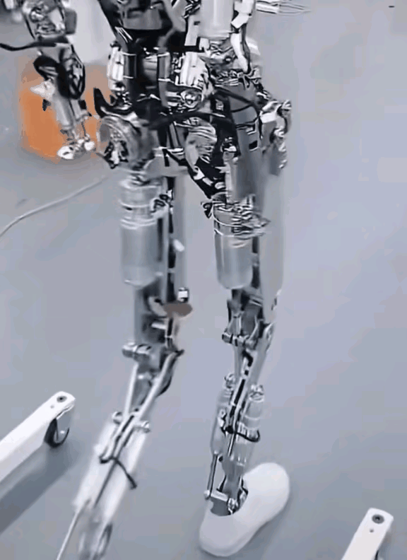 小鹏机器人走路像真人？秘密藏在“机械肌肉”里，这创新太绝了！别人都用大功率