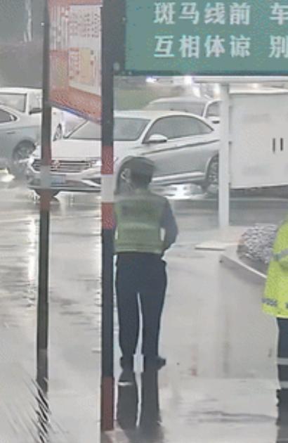 “这孩子火到人民日报了！”男孩冒雨放学被交警赠送雨衣，他感激的说：你报我名字到我