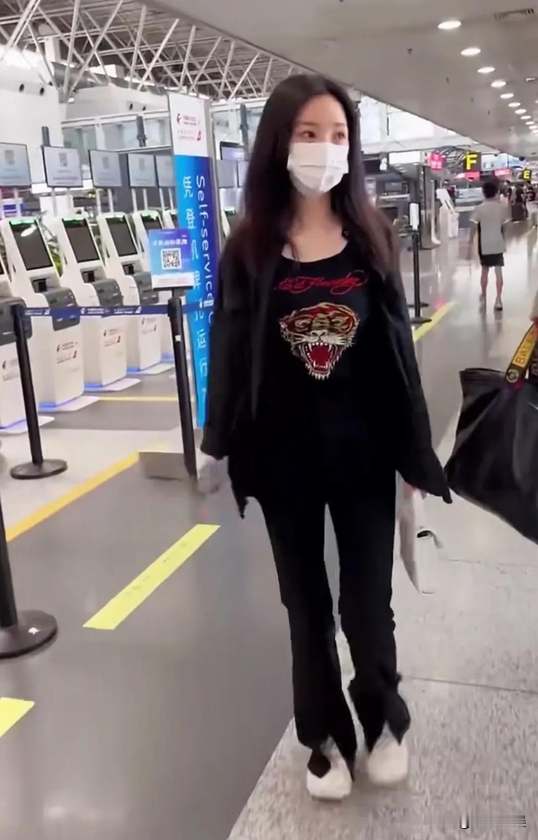 柳岩低调现身某机场，本人瘦了好多啊！45岁的柳岩，穿着一身黑色现身机场，黑色紧