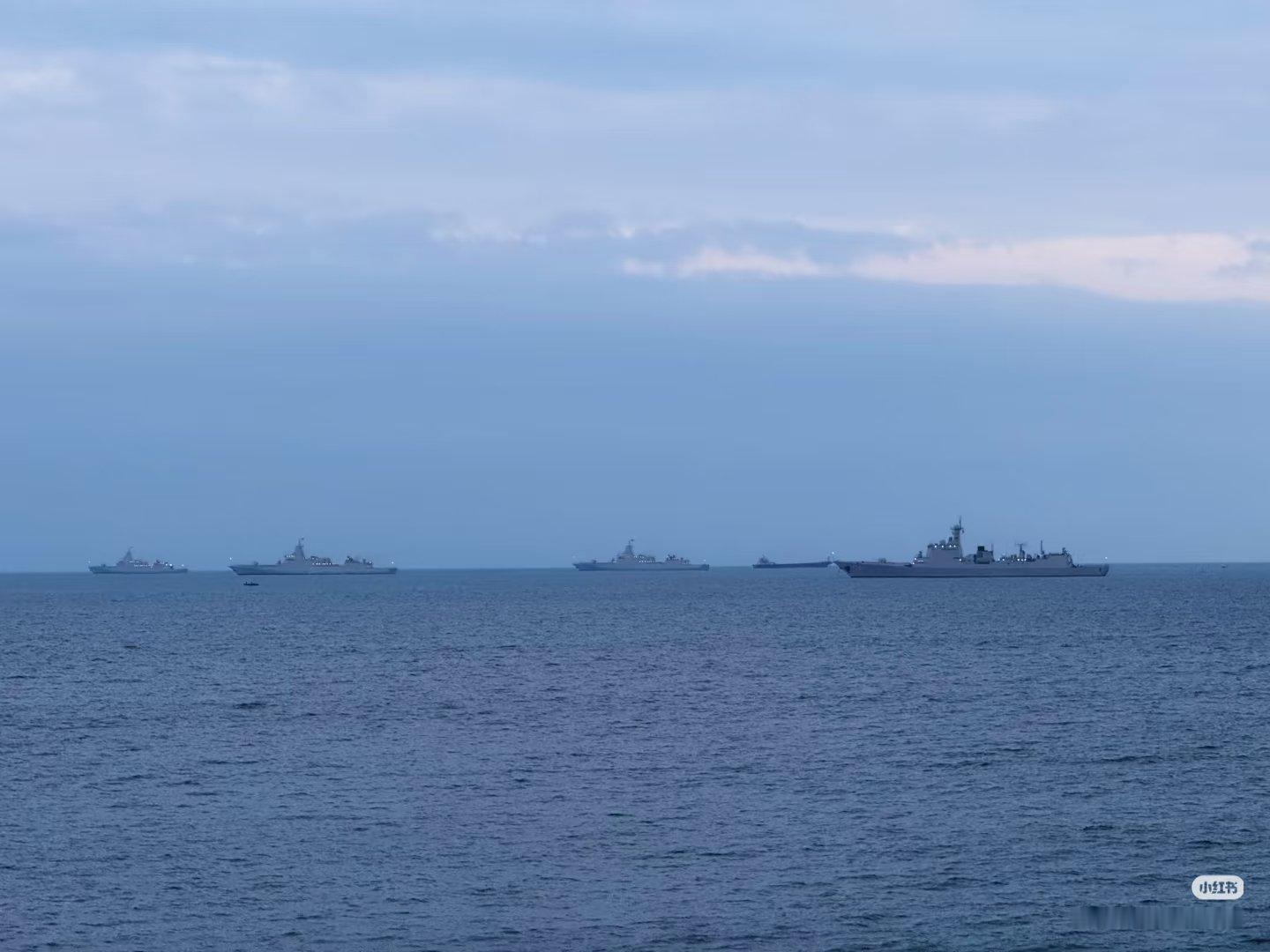 偶遇驱逐舰群，052C后面是3艘055​​​