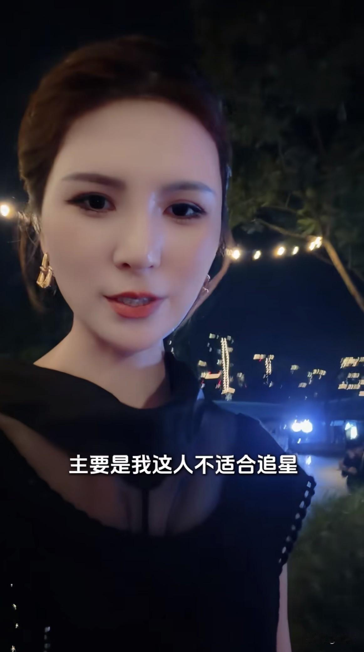 这事有意思了。笑笑姐因为粉丝多，被品牌方安排到第一排C位，全程跟赵露思近距离互动