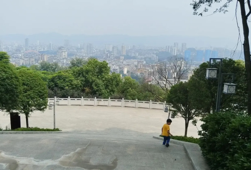 你们发觉了没？现在好多00后，不结婚、不生孩子是多么的明智之举啊。回想我们