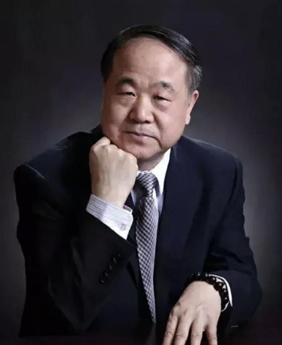 1967年，12岁的莫言透过窗户纸的破洞，看到一名男教师正往女教师郑红英的裤腰里