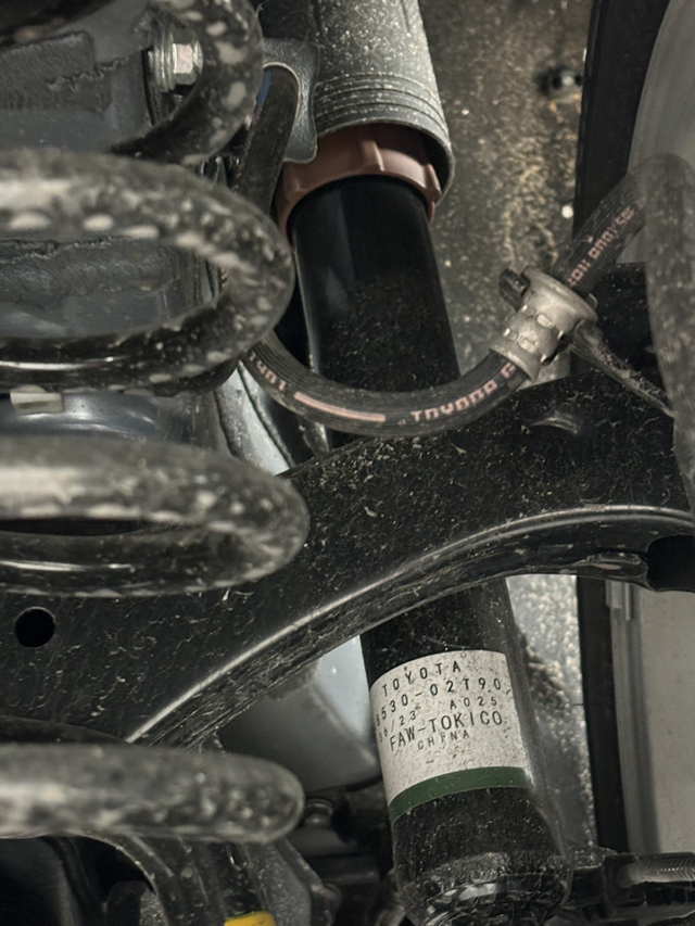 新款卡罗拉双擎首检来了！检查底盘发现减震好像有油渍，请问家人们是不是漏油了呢？