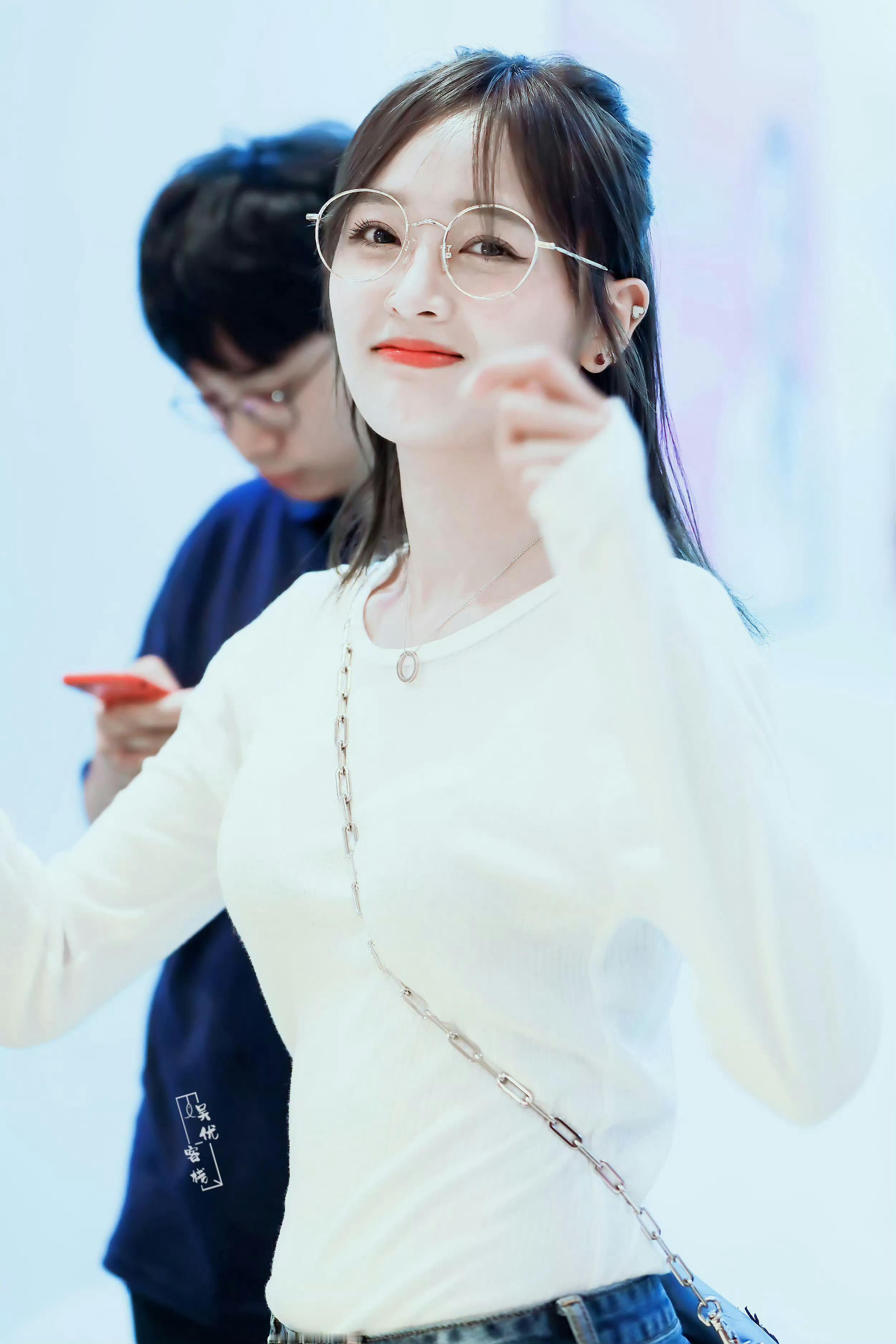 吴宣仪机场饭拍，牛仔的随性、白T的纯粹，再加上眼镜的斯文，简单的搭配里藏着