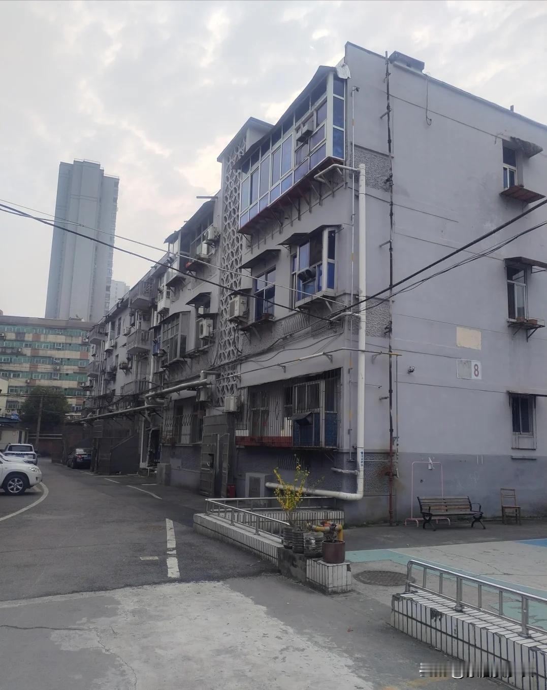 老小区最近悄悄翻红了。以前大家都觉得老房子是“贬值包袱”，但2026年风向变了