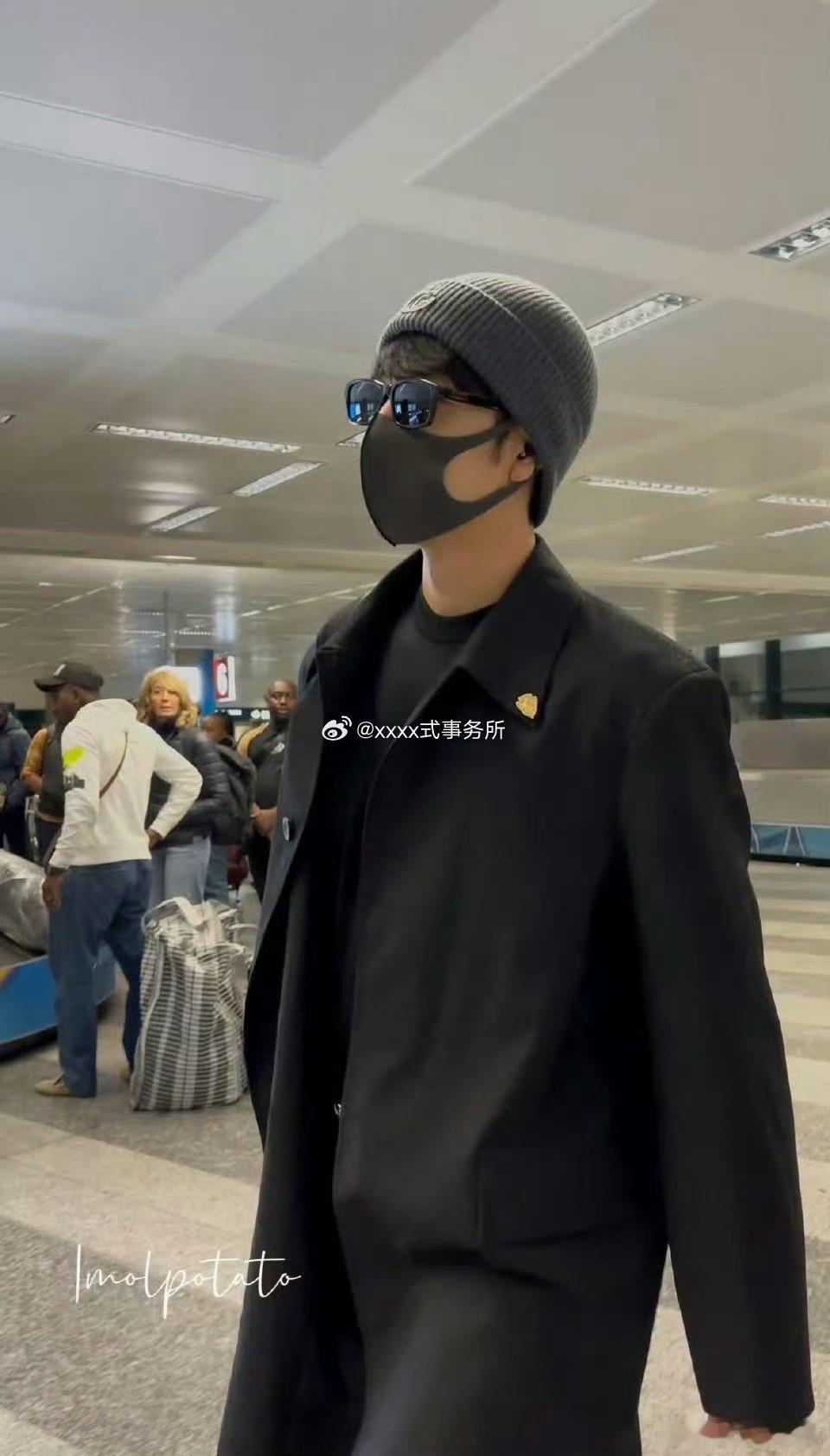 肖战戴冷帽肖战冷帽到达米兰肖战戴冷帽完美诠释优越的头型