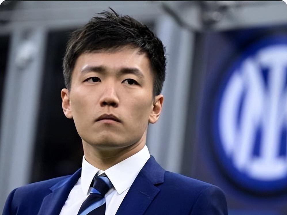 王思聪这些年没少被笑。直播黄了，娱乐公司不顺，投资也翻车，外界一直觉得这位“王校