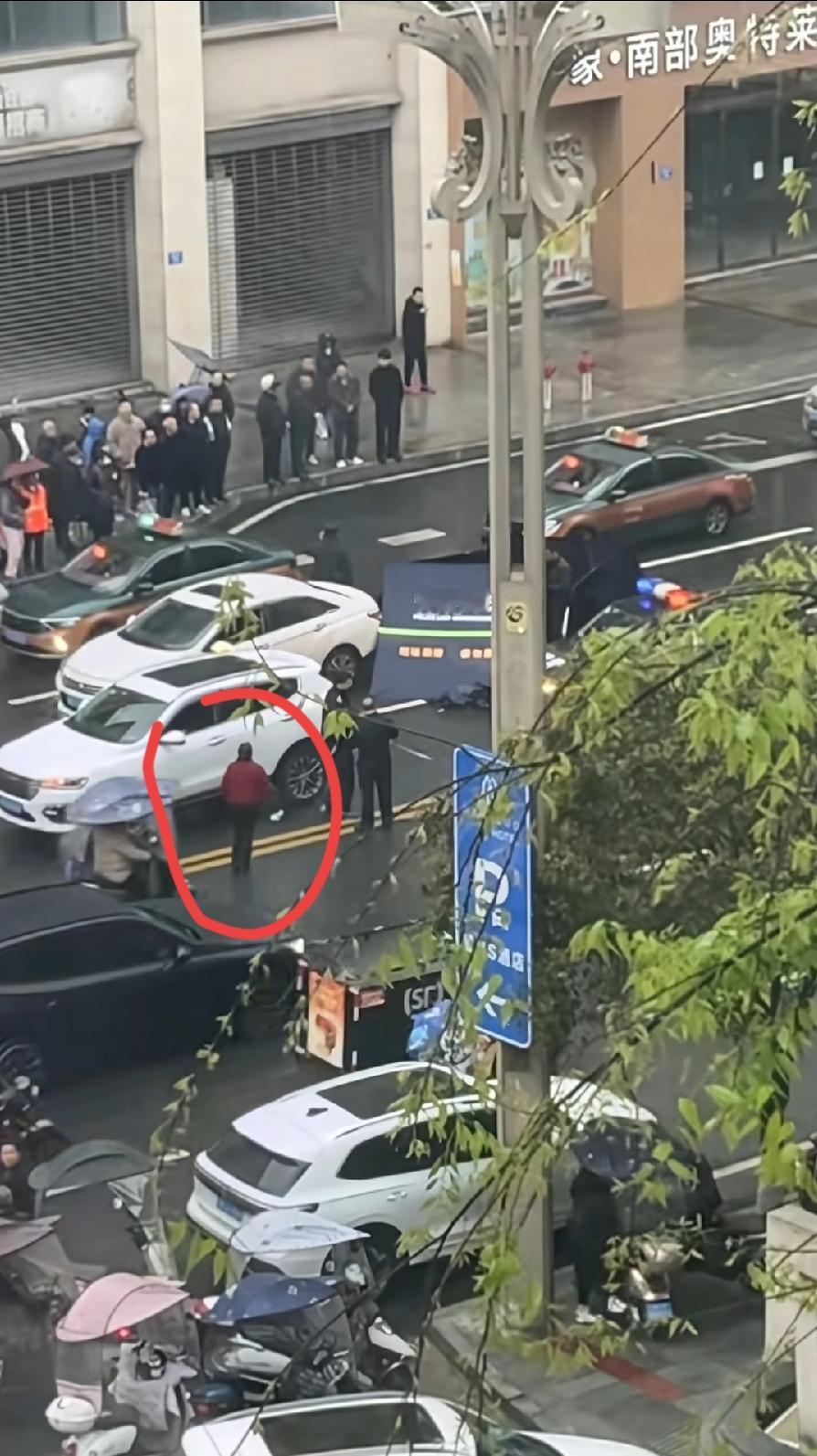 泪崩！楼上邻居视角，妈妈一声声撕心裂肺哭叫声，隔着屏幕听得让人心碎！一步一步身体